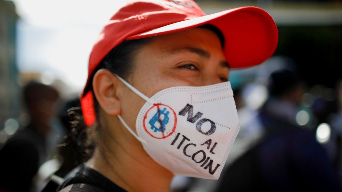 Tisíce lidí vyrazily v Salvadoru na protesty proti bitcoinu a prezidentovi